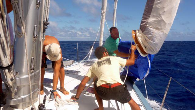 07 Aug 2010<br>All hands on deck to send the spinnaker. <br> Yacht Lady K, between Tahiti and Tonga, South Pacific. by Google Translate