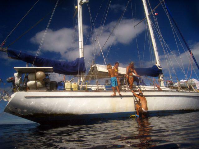 This is no wind, not a pet of wind, we throw ourselves into the water by 4000 bottom in the middle of the Pacific. Unique moment. <br> Sailboat Kamoka between Tonga and New Caledonia, South Pacific. by Google Translate