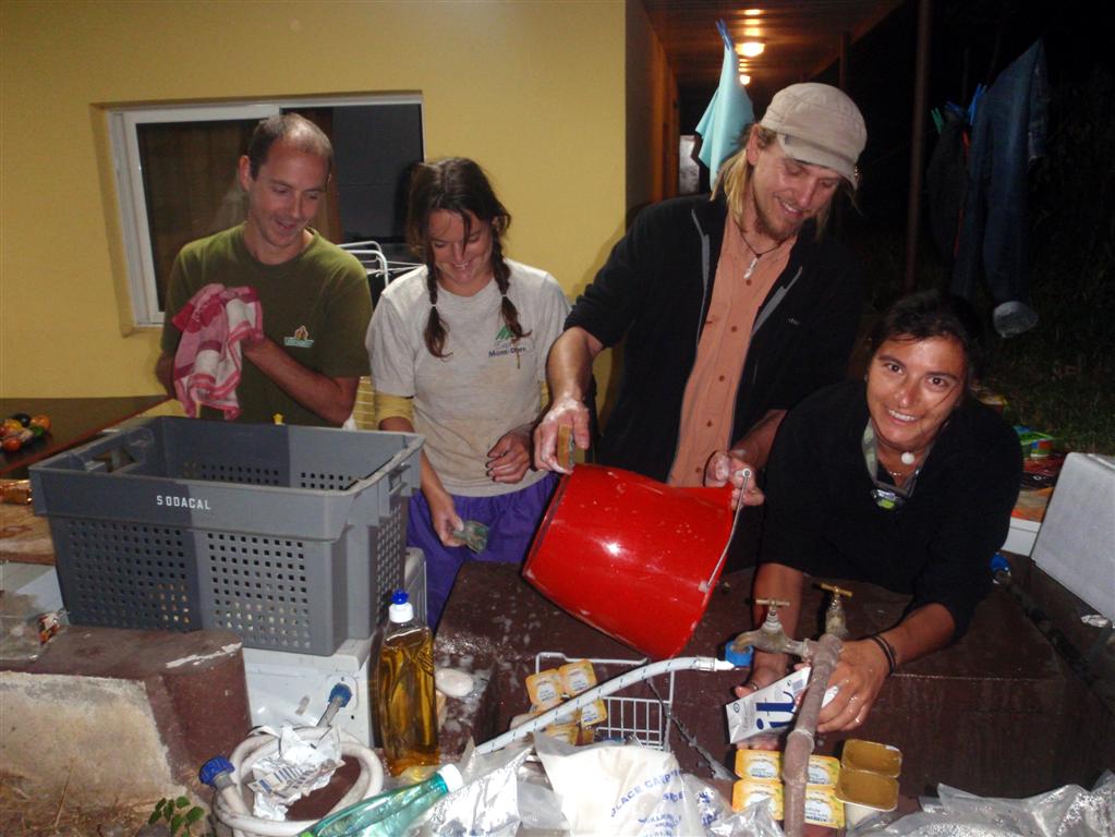 27 Jun 2011<br>Séance de nettoyage après une opéartion Freegan d'envergure.
<br>Nouméa, Nouvelle Calédonie.