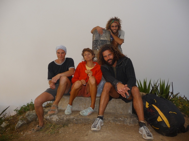 21 Nov 2008<br>Sommet de l&rsquo;île de Sao Vicente, le Monte Verde, 750 mètres. La saga des sommets continue. Seule omission jusque là : sommet du Sénégal, situé au fin fond du pays, inatteignable avec le vélo.<br>Monte Verde, Sao Vicente, Cap Vert