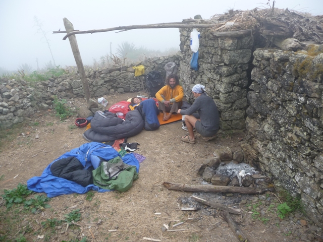 Bivouac at Monte Verde, in the fog, a small hut of a farmer in ruins hosts us for the night. It&#39;s nice to share these magical moments together! Share the cooking of rice (new base unique culinary), remove his shoes by releasing a pleasant aroma ... <br> Monte Verde, Sao Vicente, Cape Verde by Google Translate