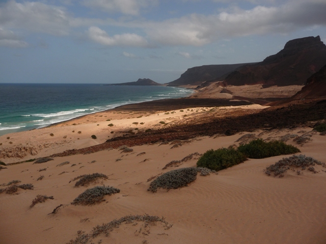 22 Nov 2008<br>Marked the arrival sailing, sand up to attack the reliefs of the island, forming dunes generous, stimulating my imagination paraglider. The wind was too strong trade winds frustrated me to a contemplation of the beautiful soft shoulders. <br> Praia de Baia das Gatas, Sao Vicente, Cape Verde by Google Translate