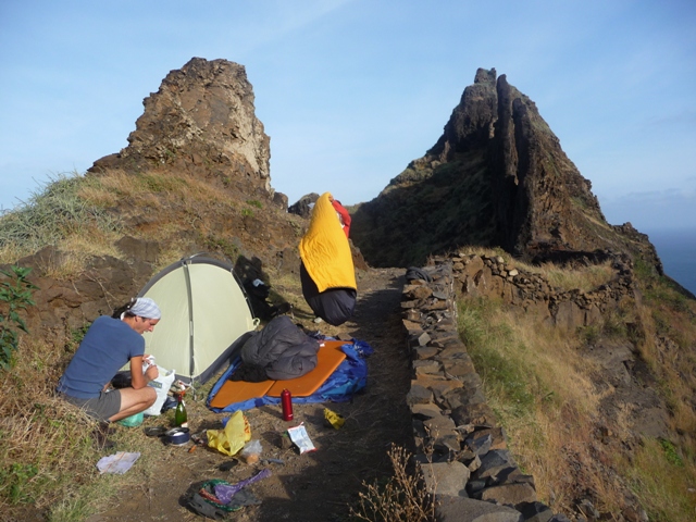 Hiking, camping amounts to a late stage in every way. Sometimes a steep path runs along the two sides and the sun sets. Then you go up the camp on the way <br> Especially in addition the views are spectacular! <br> Fontainhas, Ribeira Grande, Santo Antao Island, Cape Verde by Google Translate