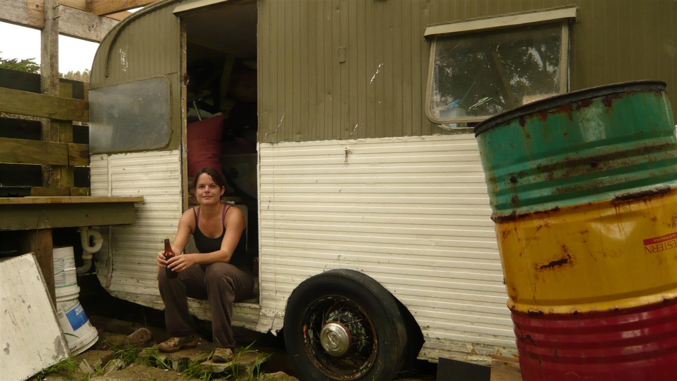 Bobone et sa bibine devant la caravane.
Ninety Mile Beach, Nouvelle-Zélande