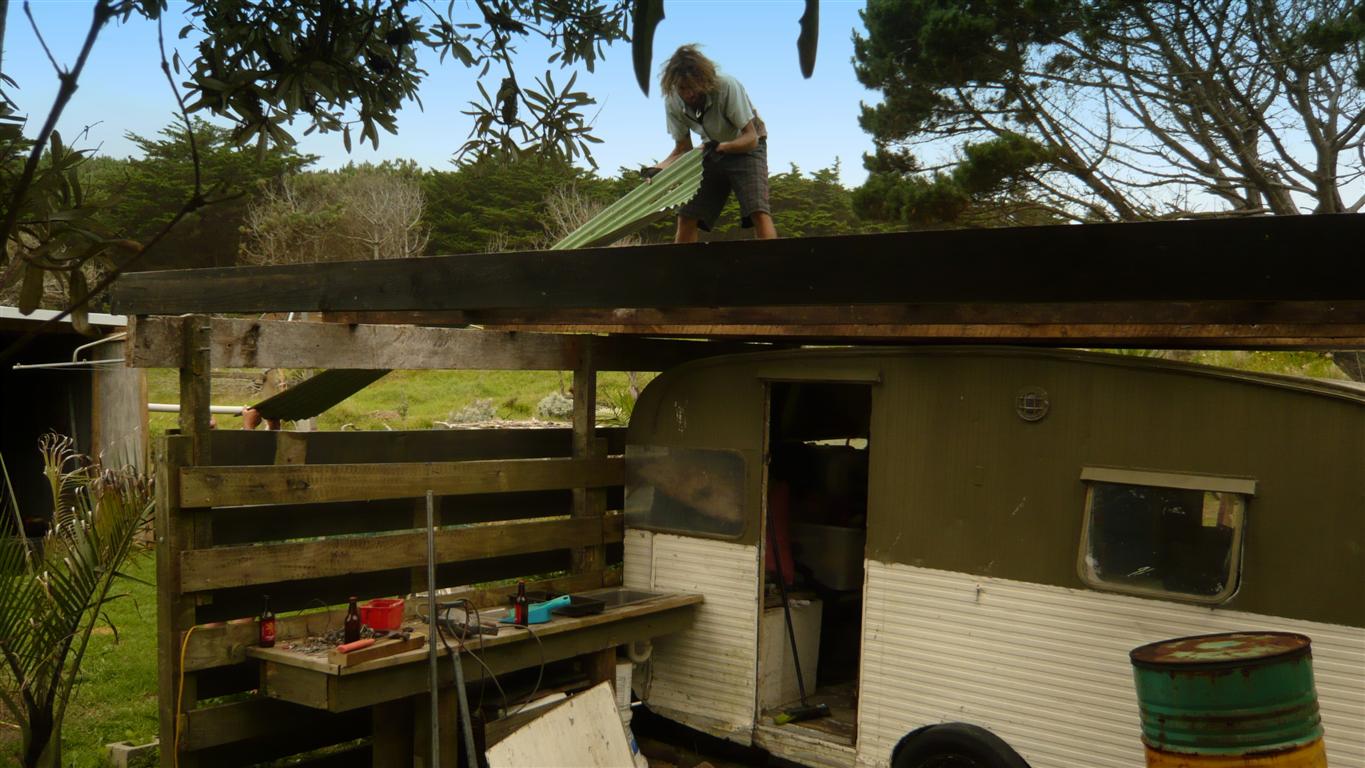 Travaux sur toit chez notre hôte.
Ninety Mile Beach, Nouvelle-Zélande