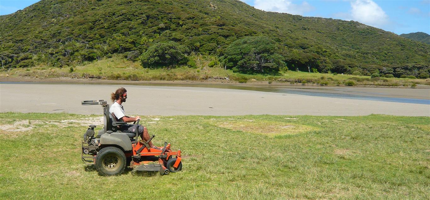 En exclusivité Olivier en pleine préparation de son prochain tour du monde en tondeuse à gazon !
Spirits Bay, Cap Reinga, Nouvelle-Zélande