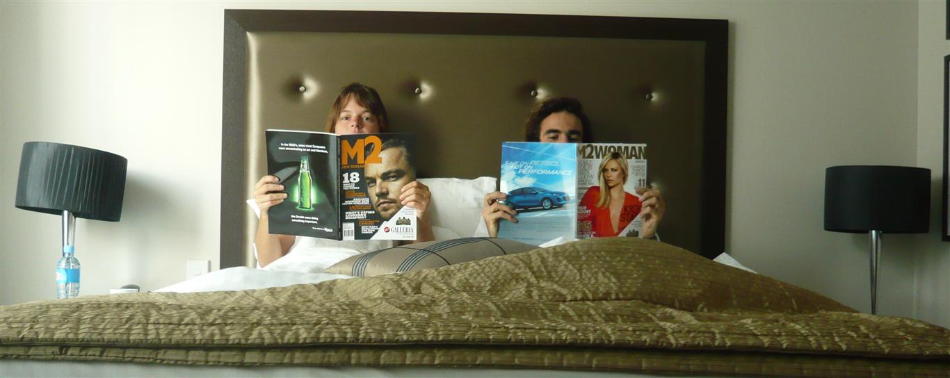 09 Feb 2012<br>Exclusivité En route avec Aile = une vaste supercherie : Olivier et Nadège ne se logent pas sous la tente mais dans un hotel 5 étoile.
Auckland, Nouvelle-Zélande.