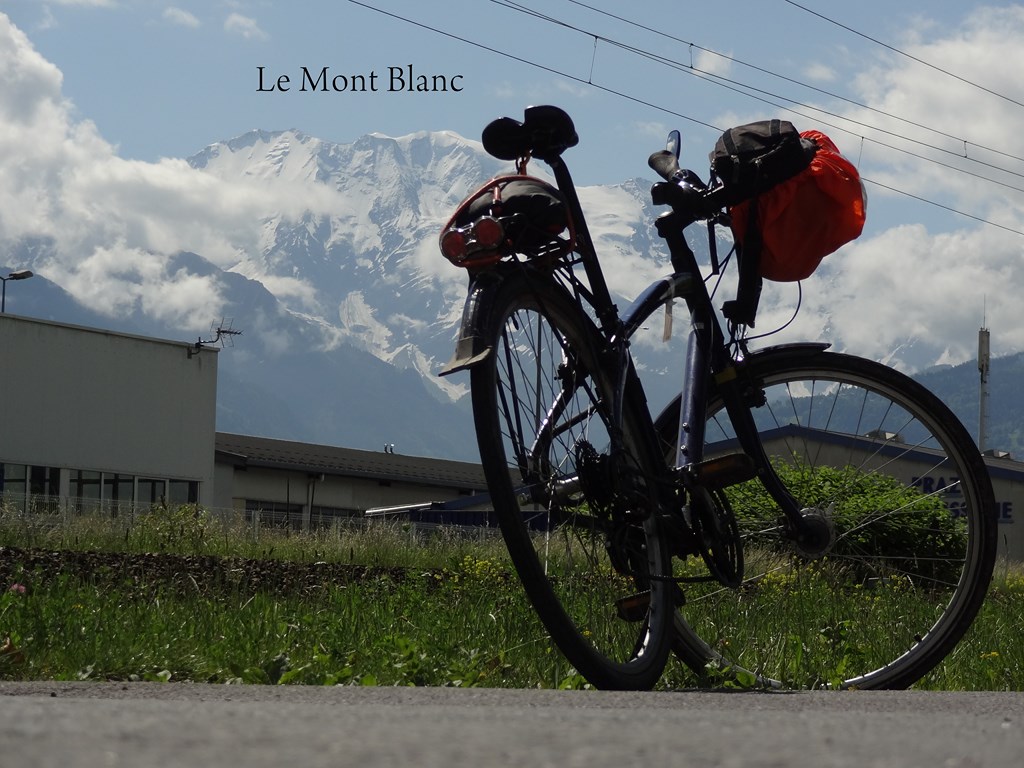 09 Jun 2012<br>Ah mon cher Mont Blanc! Avec le destrier prêté par mon père pour mon tour des Alpes.<br>Sallanches