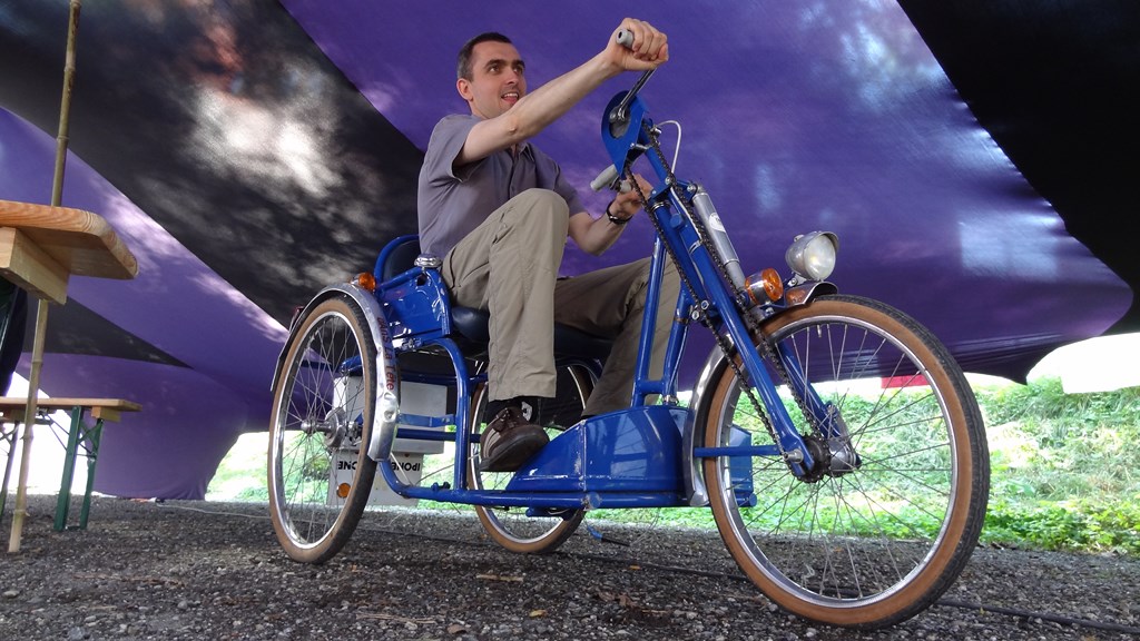 15 Jun 2012<br>Un vieux pote d'enfance, Guillaume, sur un tricycle à pédalage manuel. Création du ptit vélo dans la tête.<br>Grenoble