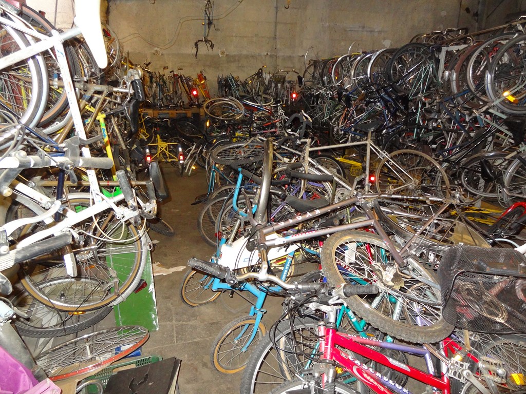 20 Jun 2012<br>Les vélos qui servent à fabriquer des vélos qui marchent. Atelier Ptit vélo dans la tête.<br>Grenoble
