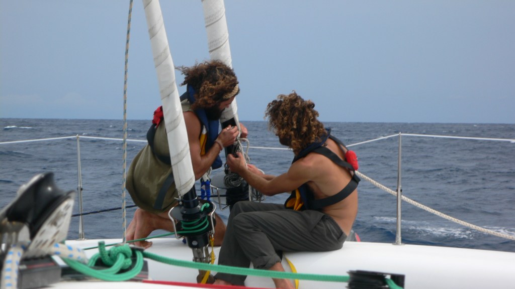 ATACHE repairs on the genoa. A scandal, the vessel that has <br> delivered the boat does not really know his job! the boot was <br> attached to a sharp angle. Hours of discussion in the wind <br> with Luis to know which node is best suited. <br> Selya, Atlantic, between Cape Verde and Brazil by Google Translate
