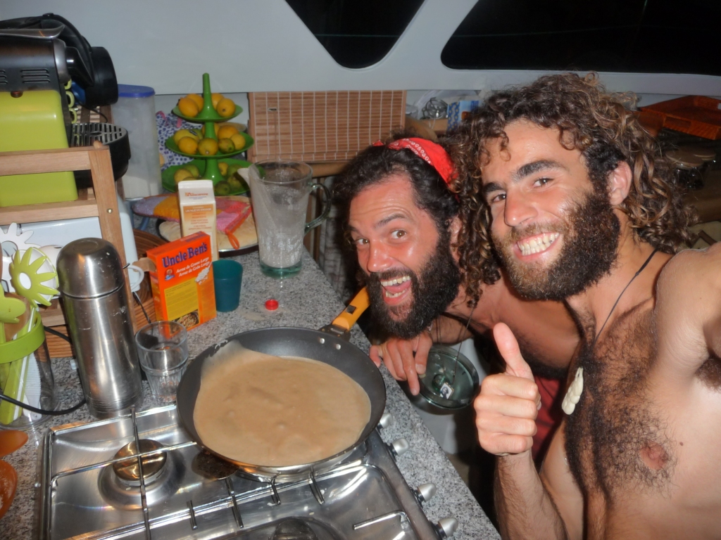 Tonight is crepe party, loud music, the two bearded service are in the kitchen, we try a mixture of chestnut flour and wheat. Too many chestnut eventually, but successful trial, however: the captain is happy. <br> Selya, Atlantic, between Cape Verde and Brazil by Google Translate