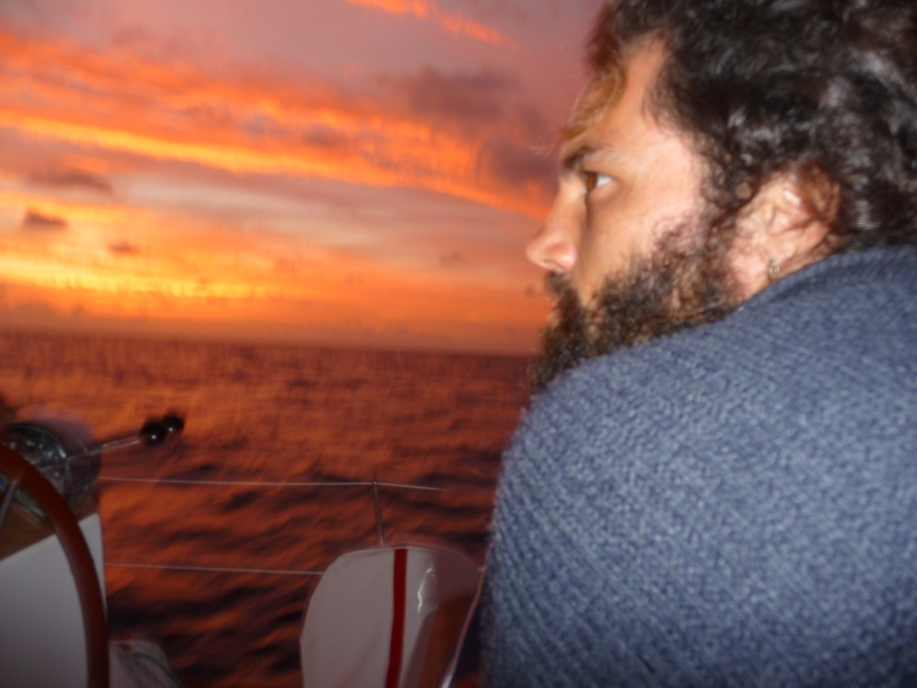 13 Dec 2008<br>Luis, regard à l&rsquo;horizon, scrute l&rsquo;horizon lointain rougis de lueurs flamboyante. <br>Selya, Atlantique, entre Cap Vert et Brésil