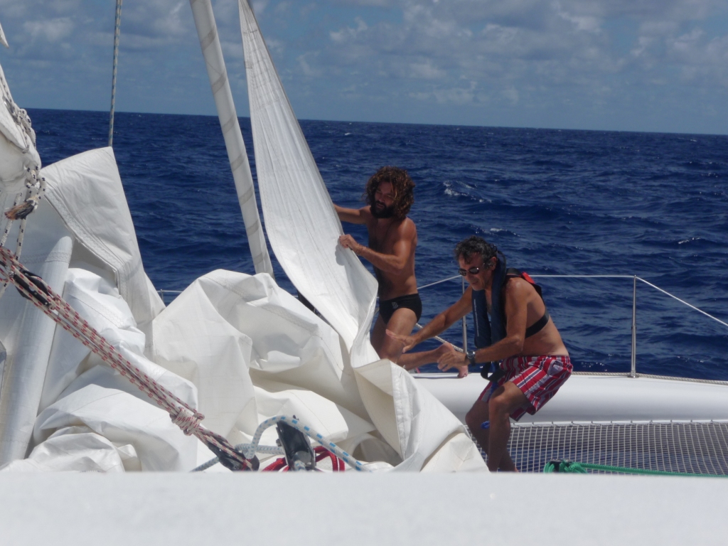 15 Dec 2008<br>Big problem with the genoa: it tears at the lower end was attached to. We will try to sew. The sea is beautiful, gentle breeze and fair, one shade sail. <br> Selya, Atlantic, between Cape Verde and Brazil by Google Translate