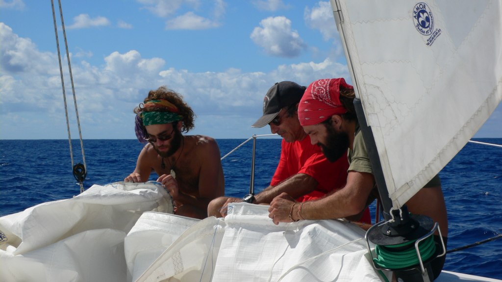 16 Dec 2008<br>The genoa tore all the way on our first attempt at repair. Then one sews small Bouttes láttacher to the forestay. D system still works! <br> Selya, Atlantic, between Cape Verde and Brazil by Google Translate