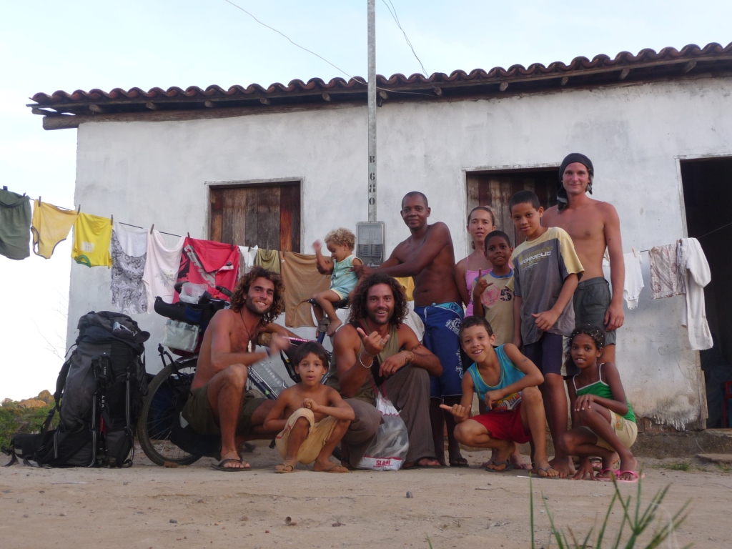 The house under construction that saves us from forbidden to build natural ground Luis is courtesy of the family Elizeu and Eliana. Luis, Seb, and I spend the first year staying with them to tell us once more to God VAT! Luis go by boat, Seb, hitchhiking, and I bike. Long live the adventure! <br> Itacare, Bahia, Brazil by Google Translate