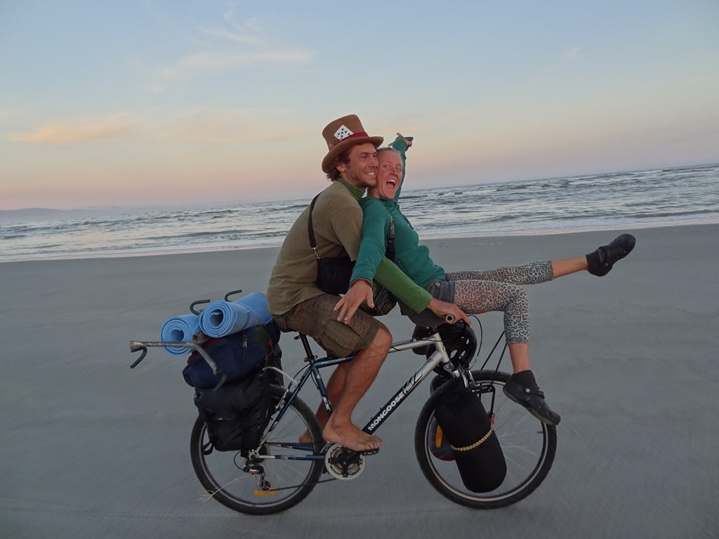 24 Dec 2012<br>Nele et Tobias viennent rejoindre l'équipe pour un joyeux moment de cyclovagabondages ensemble! Ca va exploser d'énergie!<br>Taieri Mouth, Dunedin area, Ile du sud, Nouvelle Zélande. 