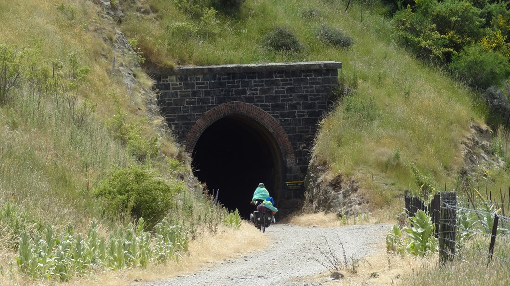 28 Dec 2012<br>Nadège et le tunnel.<br>Otago central Rail Trail area, Ile du sud, Nouvelle Zélande.