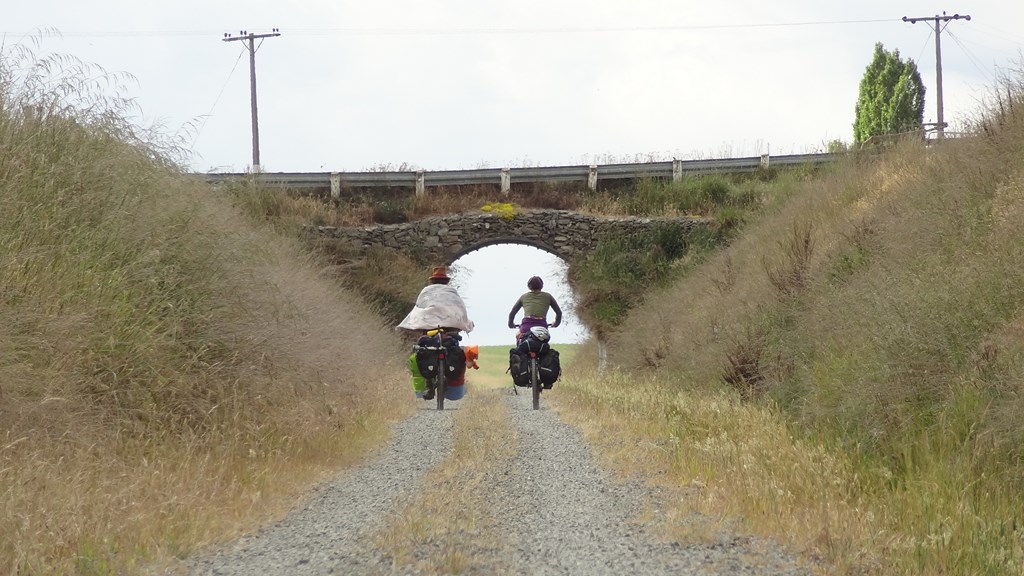 28 Dec 2012<br>Tobias, Nele, et le petit pont de pierre.<br>Otago central Rail Trail area, Ile du sud, Nouvelle Zélande.