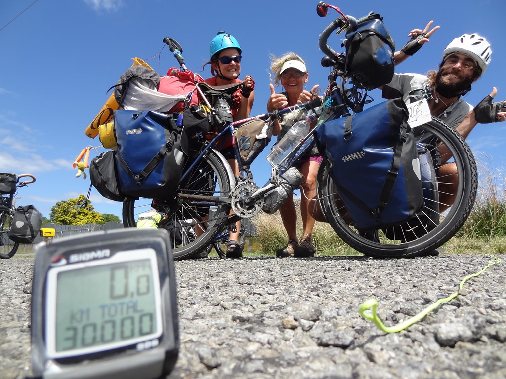 11 Feb 2013<br>30 000 km passés avec Cathie, voyageuse solitaire en vélo couché.<br>Hawera, Ile du Nord.