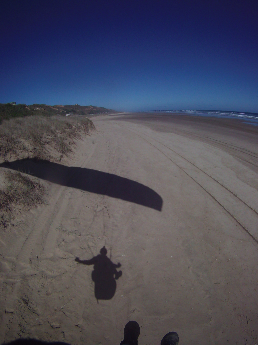 13 Mar 2013<br>Oh, mon ombre.<br>Bayly's Beach, Île du Nord, Nouvelle Zélande.