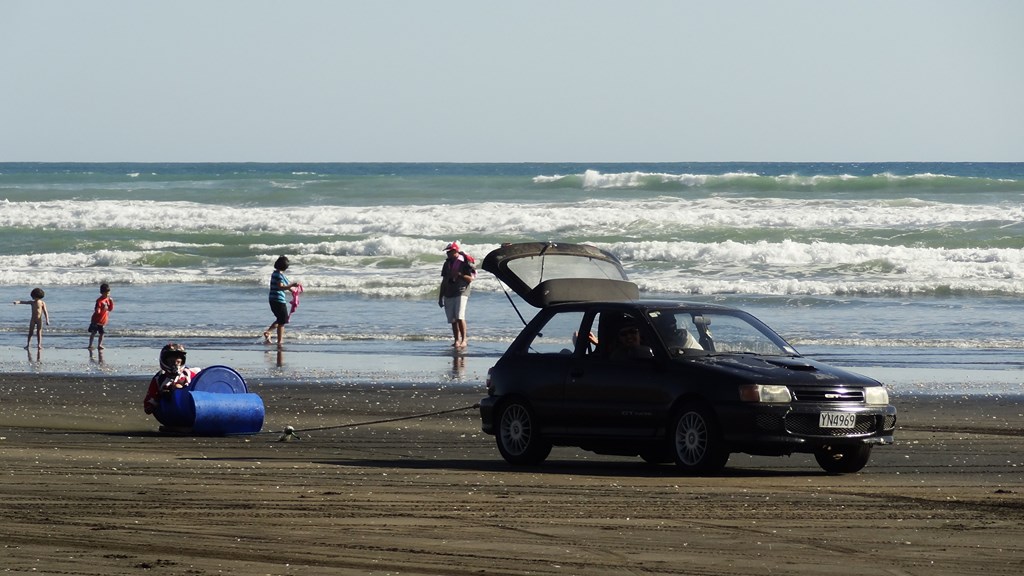 23 Feb 2013<br>Les immenses plages de sable dur permettent la pratique de sports originaux.<br>Waiuku, Ile du Nord.