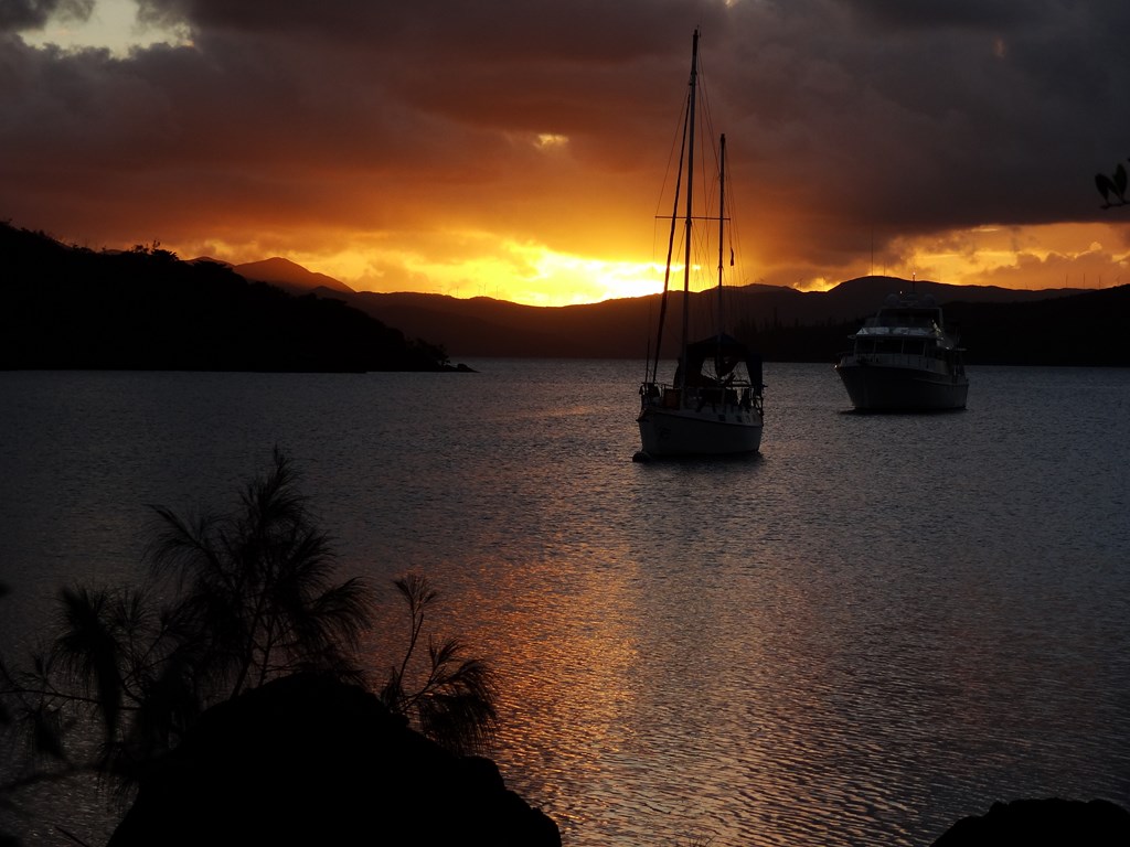 Les voiliers au couché de soleil<br>Baie de Prony, lagon sud, Nouvelle-Calédonie.