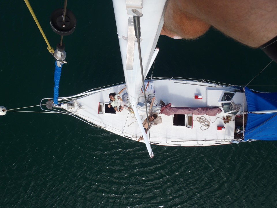30 Apr 2013<br>Depuis le haut du mât, notre bateau.<br>Lagon sud, Nouvelle-Calédonie.