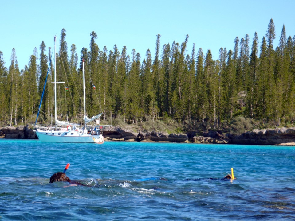 05 May 2013<br>Un voilier, deux fusils et deux chasseurs à l'affûts.<br>Île des Pins, Nouvelle-Calédonie.