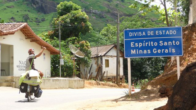 22 Jan 2009<br>Passage of an international border state, my second since I left. A checkpoint that gives the guts. <br> Mantana, Minas Gerais, Brazil by Google Translate