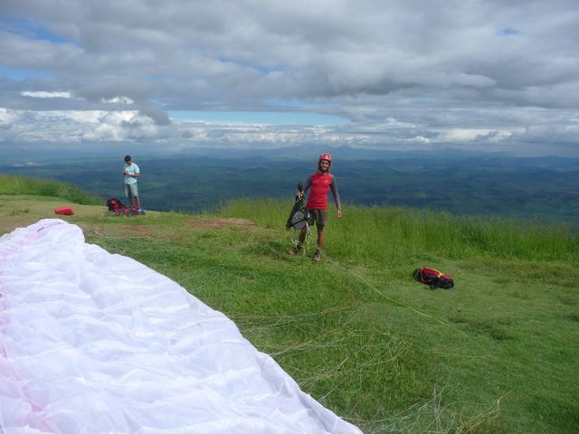 25 Jan 2009<br>Paragliding takeoff in Governador Valadares, the top of Ibitiruna. Mythical site of paragliding in Brazil, is a kind of Saint Hilaire du Touvet Brazilian amount. <br> I am surprised to have to pay 10 reais to simply take off! <br> Governador Valadares, Minas Gerais, Brazil by Google Translate