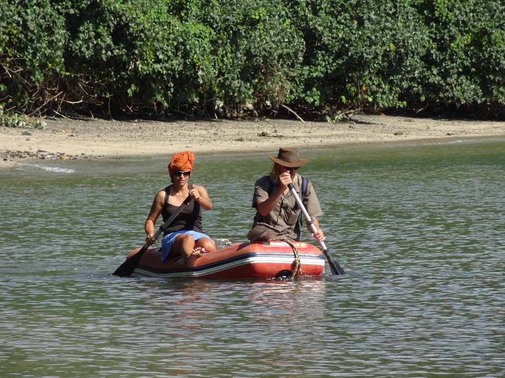 Marie et Adrien sur l'annexe d'Odyssée<br>Ile de Tanna, Vanuatu.