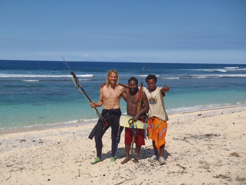 La "fishing team" qui nous ramène des prises superbes. Adrien à gauche. Le gars du milieu a son masque qui fuit de partout, on se demande comment il voit sous l'eau.<br>Port Résolution, Ile de Tanna, Vanuatu.