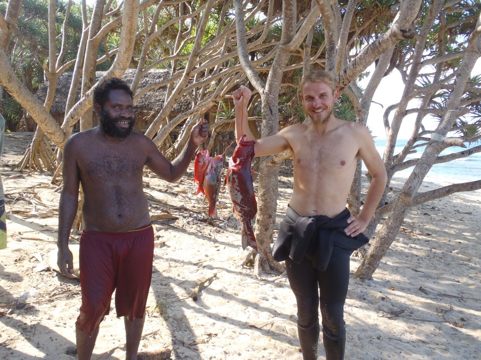 Prise de pêche. Une belle loche qui nous file la gratte et des rougets. Merci Adri!<br>Port Résolution, Ile de Tanna, Vanuatu.