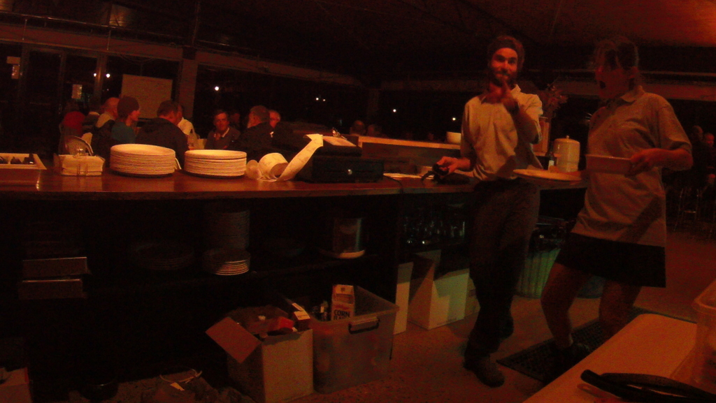 Petits boulots de serveuse et barman sur le site de parapente.<br>Manilla, NSW, Australie