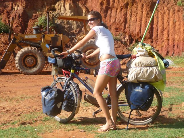 01 Feb 2009<br>Adriana hesitates ... cycle or life on the farm? <br> Minas Gerais, Brazil by Google Translate