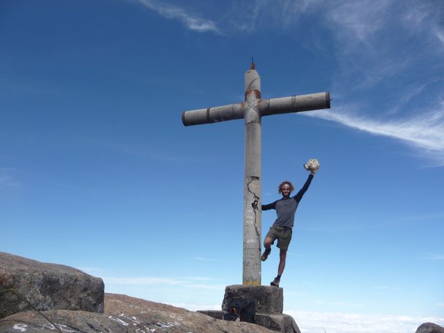 04 Feb 2009<br>At the top of Pico da Bandeira, the third summit of Brazil, 2890m. I am alone in the entire national park. <br> Minas Gerais, Brazil by Google Translate
