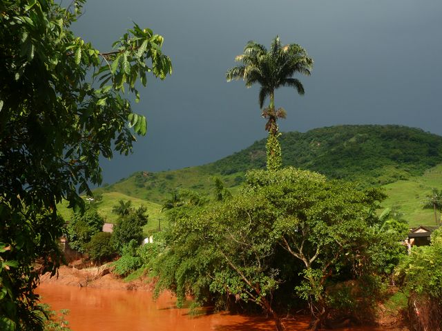06 Feb 2009<br>Swollen river, the light is fabulous with the dark storm in the background. <br> Minas Gerais, Brazil by Google Translate