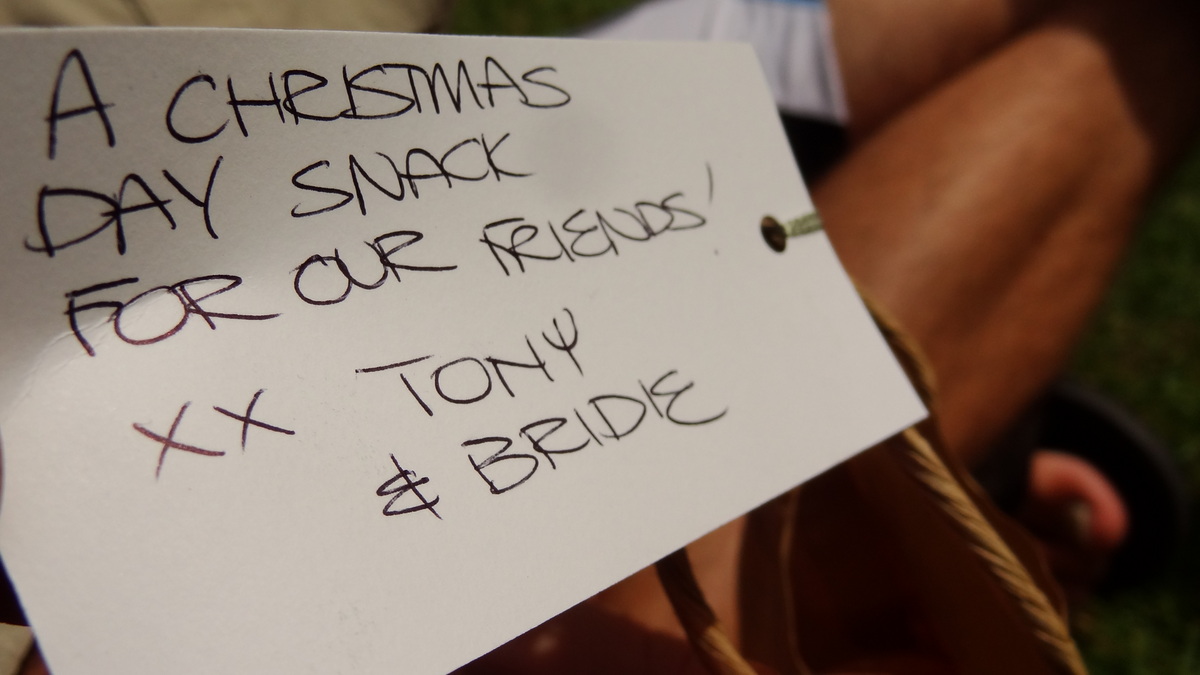 25 Dec 2013<br>Tony & Birdie sont nos hôte de la veille de Noêl. Ils nous ont laissés en plus un petit souvenir dans nos sacoches.<br>Aireys Inlet, VIC, Australie.