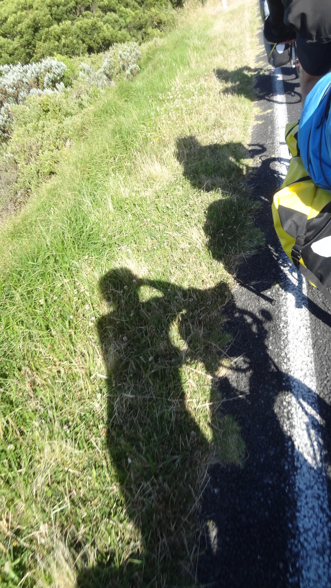 30 Dec 2013<br>Trois ombres pour trois cyclos.<br>Great Ocean Road, VIC, Australie.