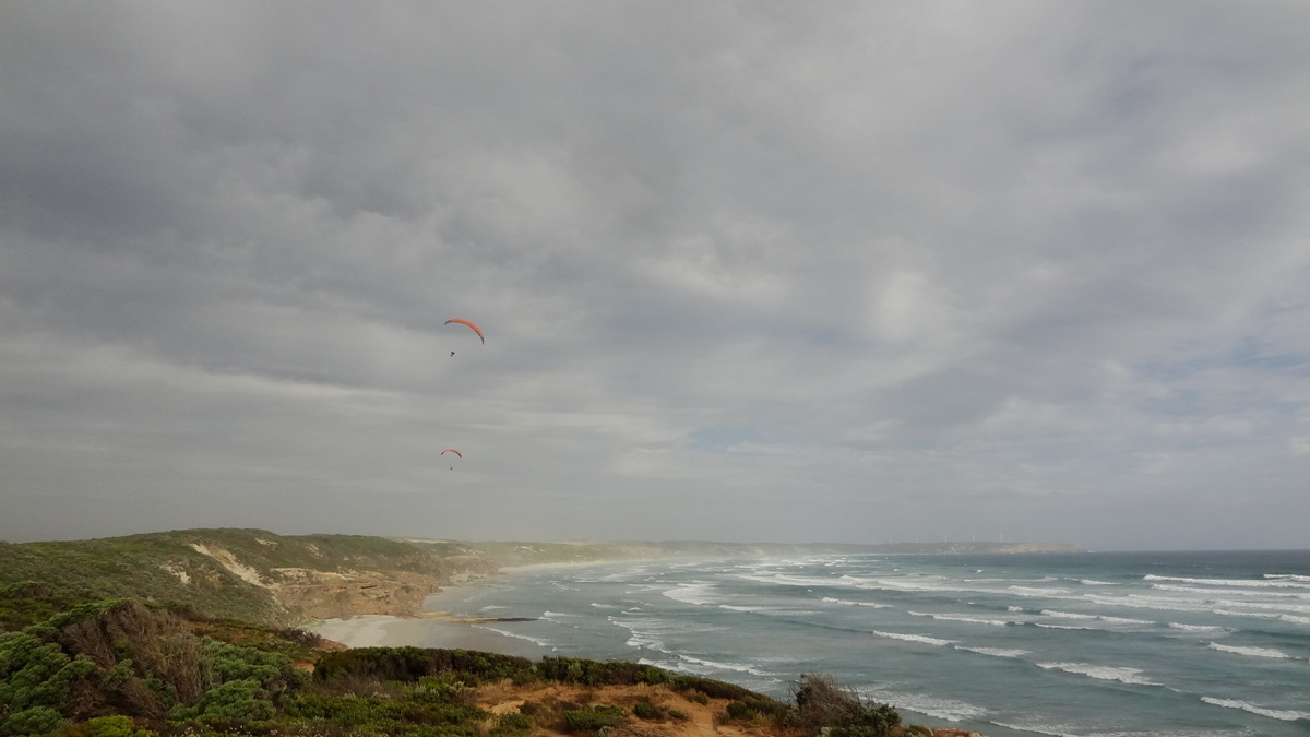 02 Jan 2014<br>Deux paramoteurs dans le ciel.<br>Great Ocean Road, VIC, Australie.