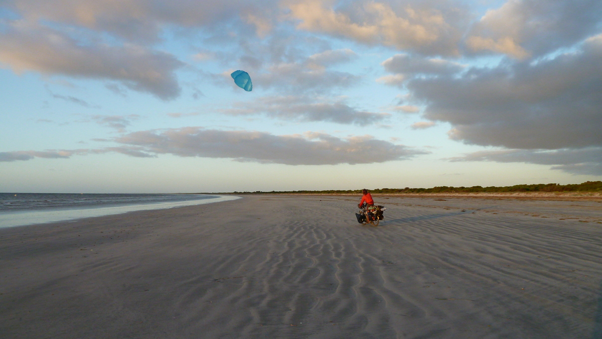 06 Jan 2014<br>Kitebike sur la plage.<br>Kingston, SA, Australie.