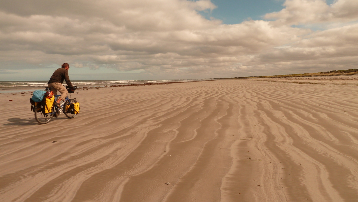 07 Jan 2014<br>Seuls sur le bitume sableux.<br>Kingston, SA, Australie.