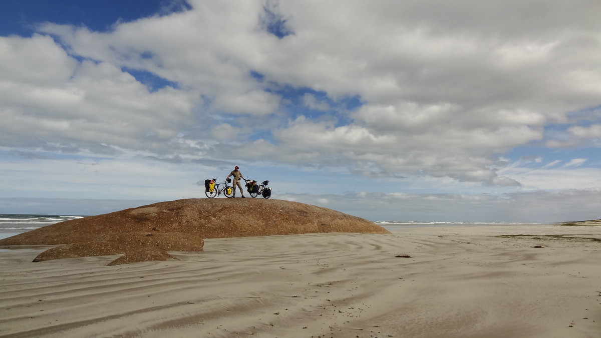 07 Jan 2014<br>Petit ilôt de roche dans un océan de sable.<br>Kingston, SA, Australie.