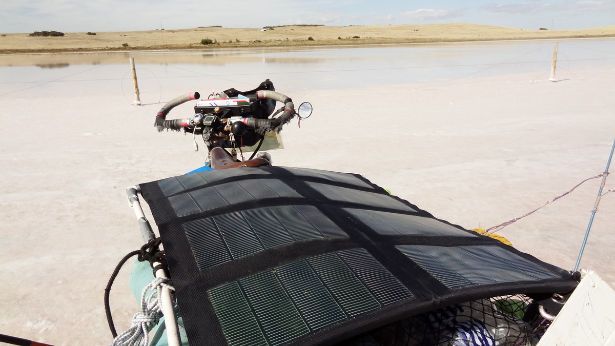 07 Jan 2014<br>Mon panneau solaire Brunton me permet de recharger tout jusqu'à mon ordi. Et il donne de l'ombre à mon parapente. Pratique!<br>Kingston, SA, Australie.