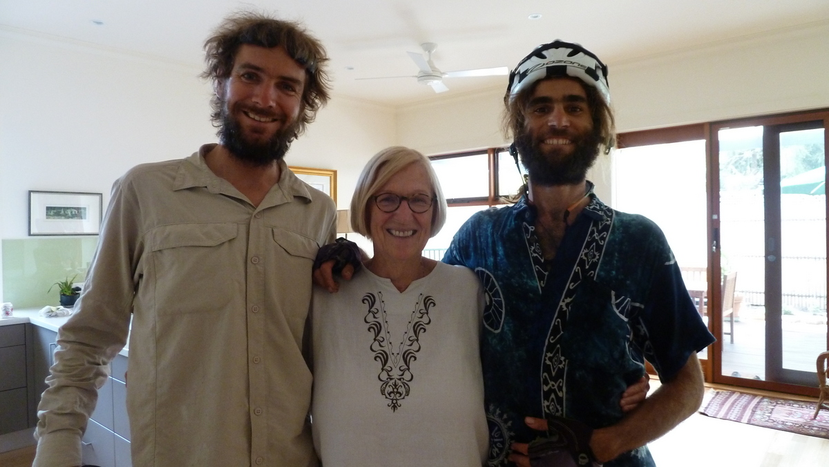 15 Jan 2014<br>Deux barbus et une amie du quartier qui hébergeait Seb.<br>Adélaïde, SA, Australie.
