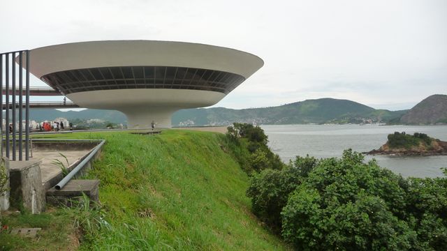 12 Feb 2009<br>The Museum of Modern Art in Niteroi in innovative architecture is the place of appointment of the models and photographers modes enjoying this very fashion background. For us, we have especially for the high grassy slope facing south that we use for paragliding. Very technical, that day the wind is just too strong. But what it promises flight: From the soaring buildings along the beach a few miles! No real restrictions for free flight over here, long live Brazil! <br> Niteroi, Rio de Janeiro, Brazil