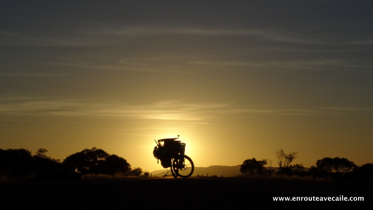 21 Apr 2014<br>Lever de soleil sur le désert.<br>Karijini NP area, Western Australia.