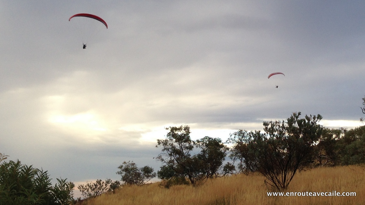 26 Apr 2014<br>Vol en duo.<br>Mt Nameless, Tom Price, Karijini NP area, Western Australia.