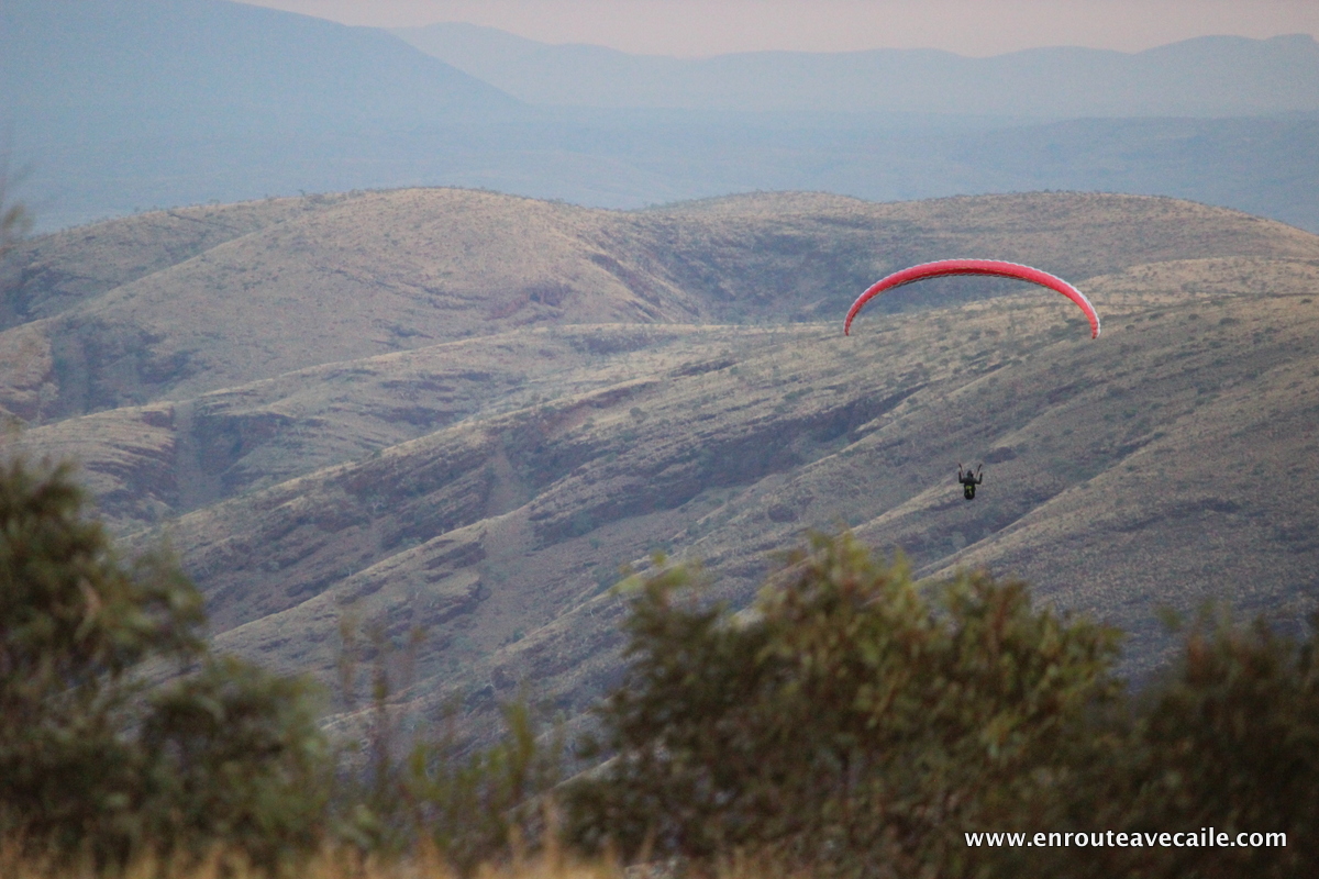 26 Apr 2014<br>Seul dans l'immensité minérale.<br>Mt Nameless, Tom Price, Karijini NP area, Western Australia.